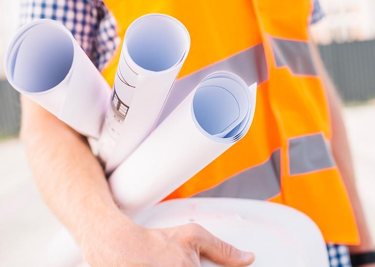 Prilba a stavebné projekty zostali po ruke